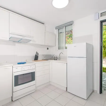 Apartman Blue & White