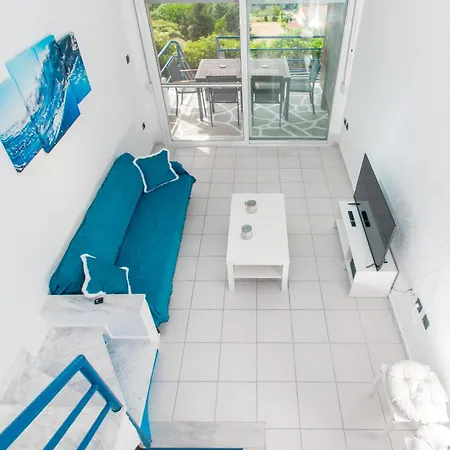 Apartman Blue & White