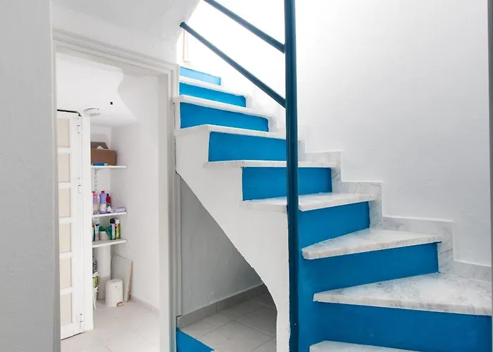 Apartman Blue & White