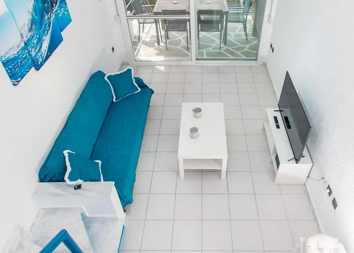 Apartman Blue & White